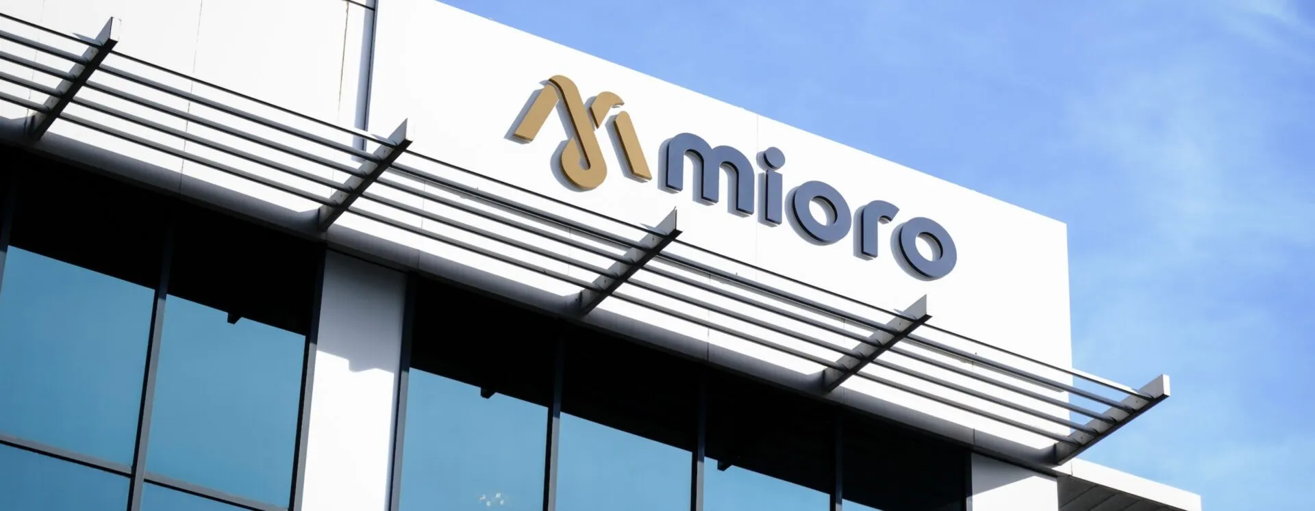 Gold chains in curb, rope, cable and figaro links produced by Mioro